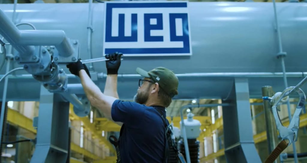 Técnico trabajando en planta industrial WEG