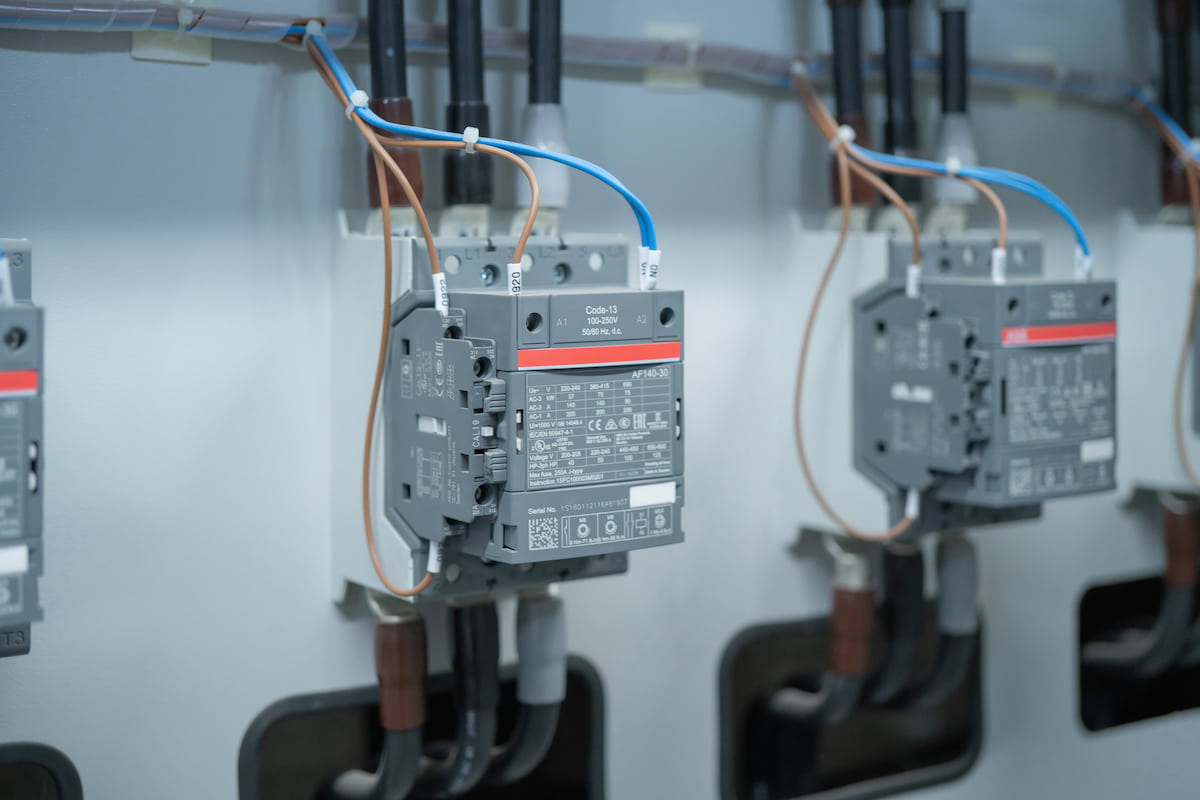 Elementos eléctricos de control industrial - Planta de energía de panel de interruptores eléctricos industriales en la fábrica industrial.