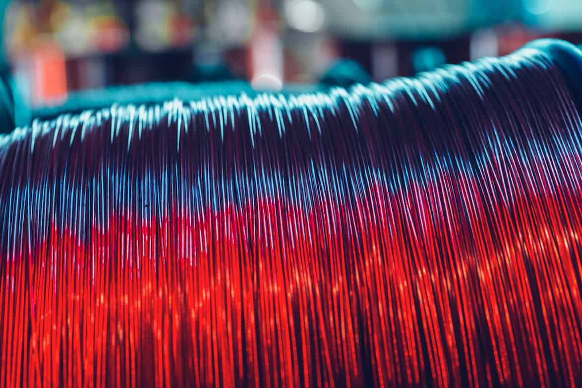 Material eléctrico industrial - Bobinas de alambre de cobre en una fábrica de cables.